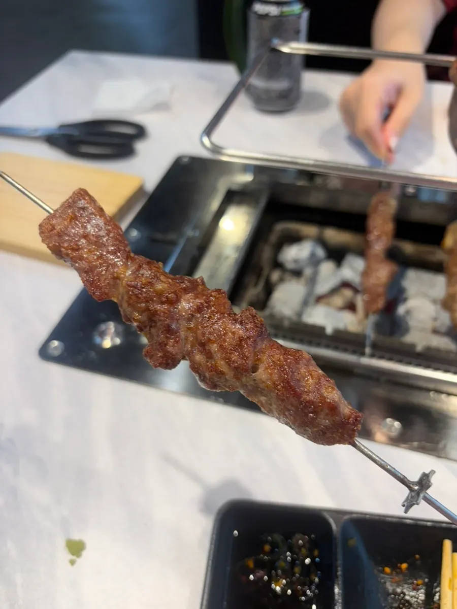 겉바속촉하게 구워진 양꼬치