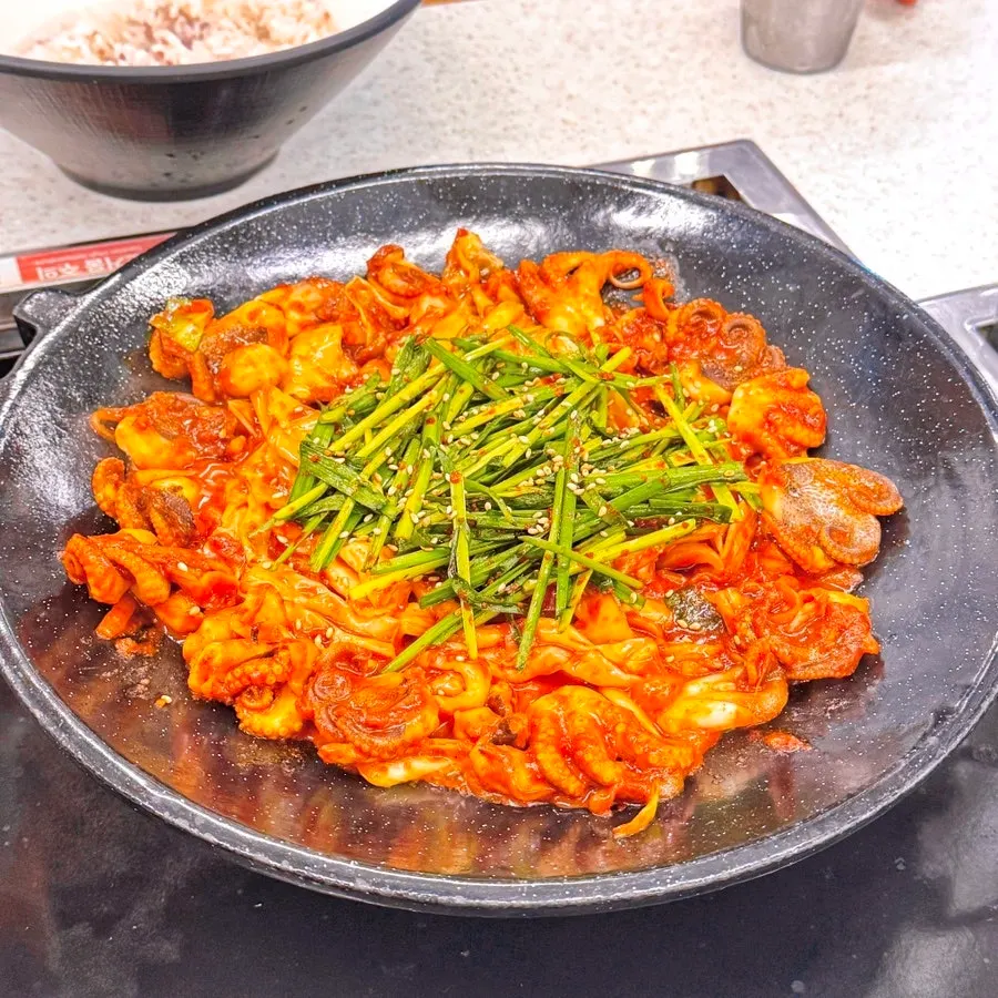 부추를 곁들인 부추쭈꾸미볶음