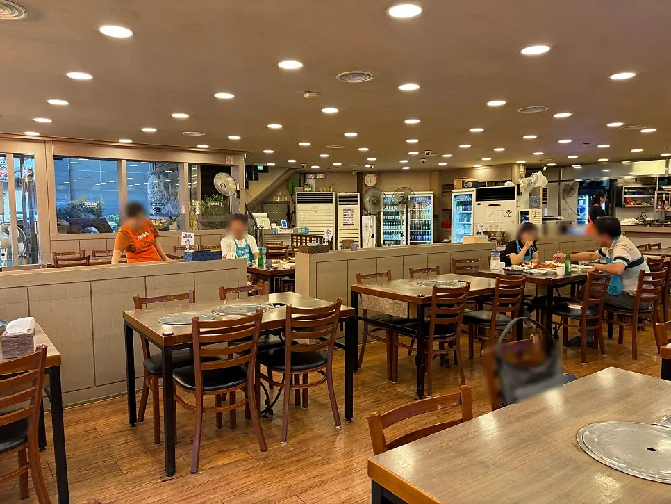 Spacious interior of Haemulmyeongga Donghae Haemultang