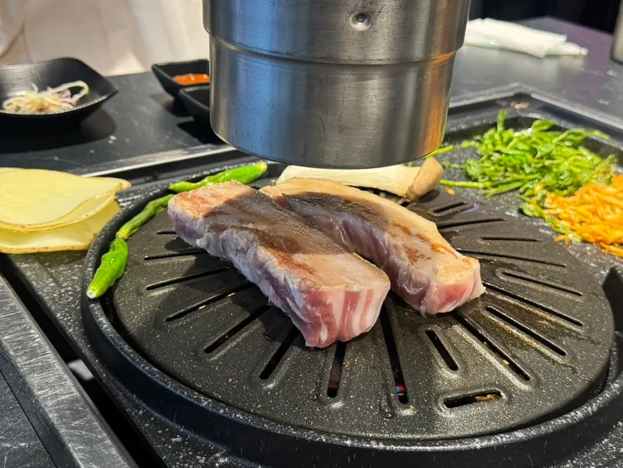 Self-service bar for vegetable side dishes