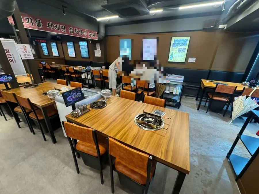 Interior seating at Eolkeuni Gamjatang Samgyeopsal Bupyeong Station Branch