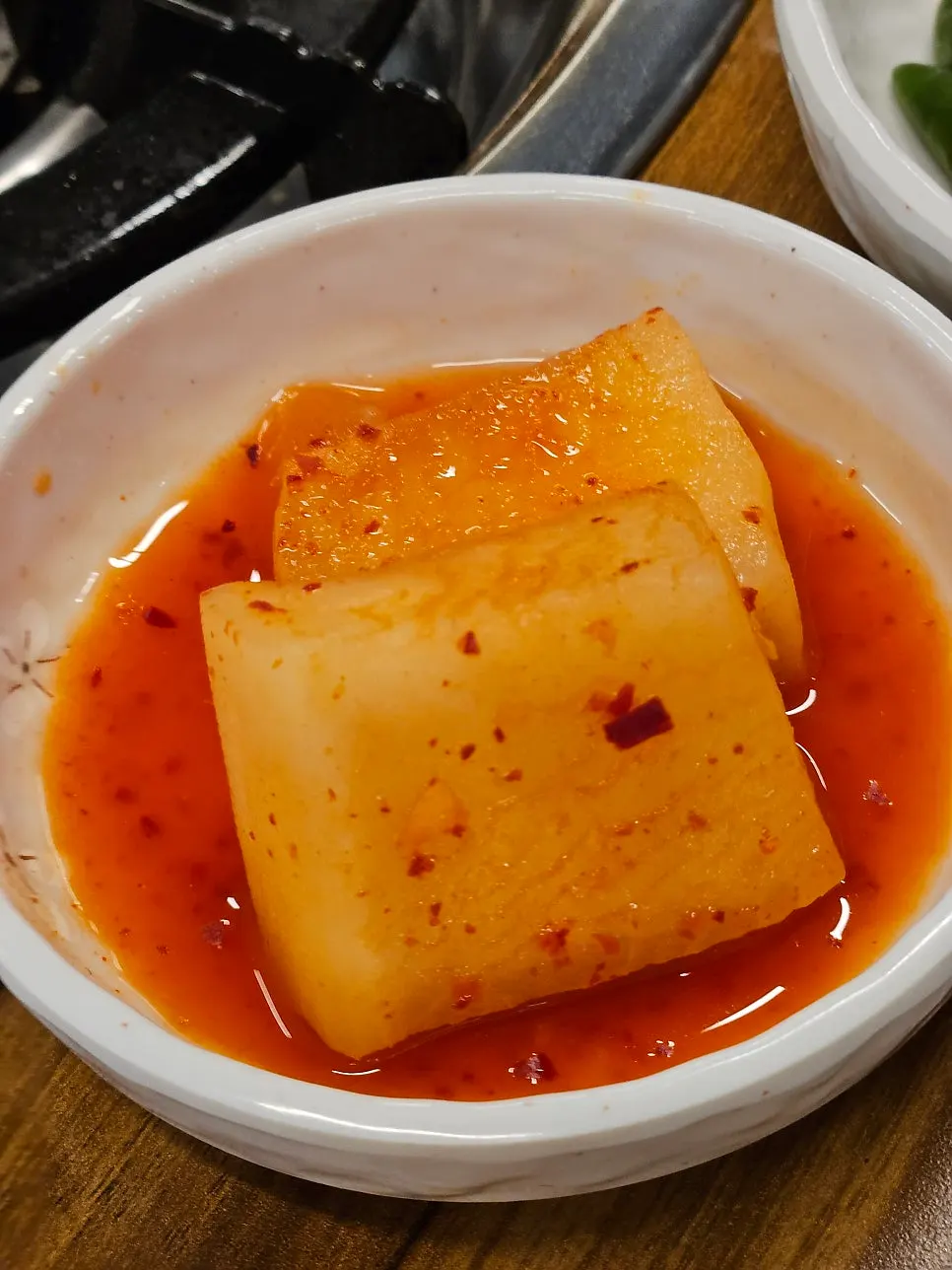 サムジャンと肉のつけダレが並ぶ基本の食卓
