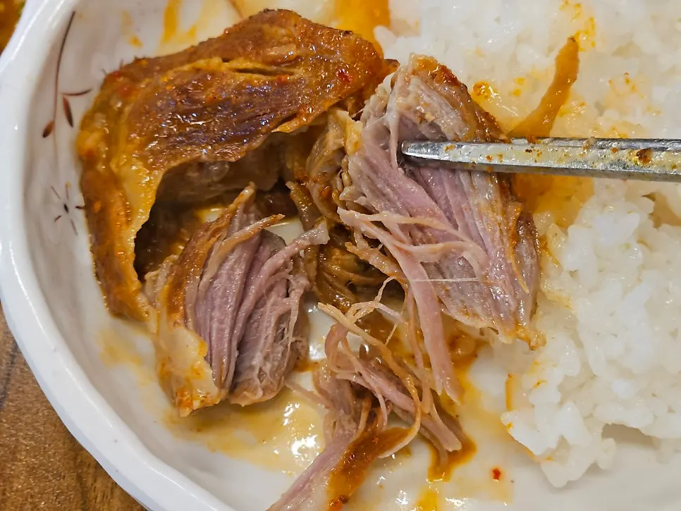 繊維に沿ってほぐれるペッチムの肉