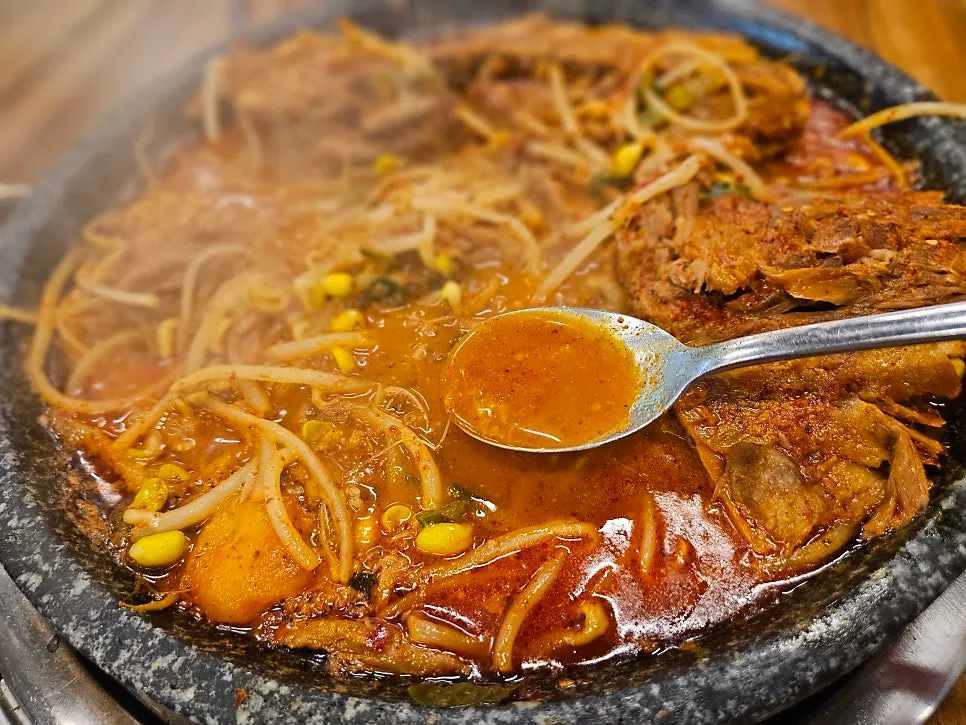 つけダレに浸けたペッチムの肉