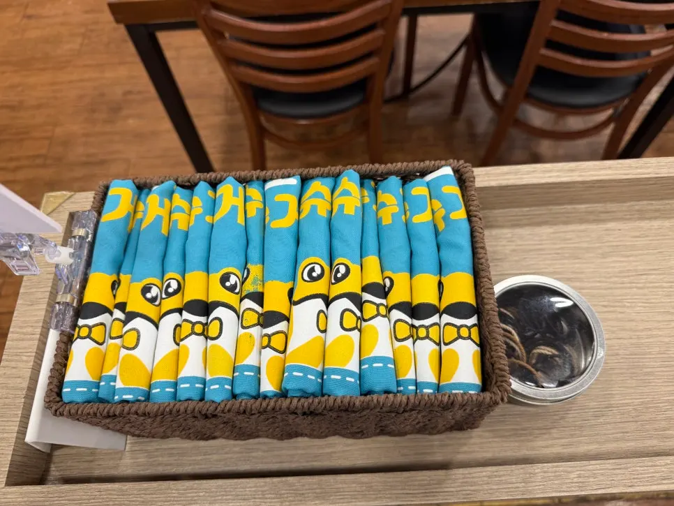 매장 좌석과 식사 준비된 테이블