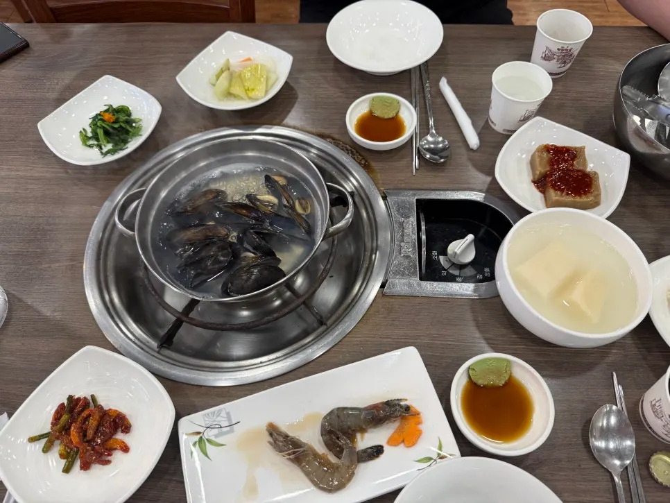 상에 깔린 여섯 가지 기본 반찬
