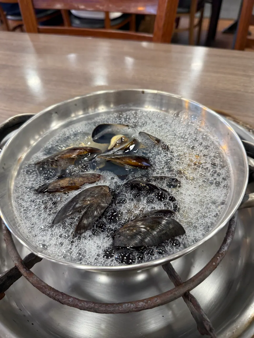 홍합이 가득 담긴 홍합탕