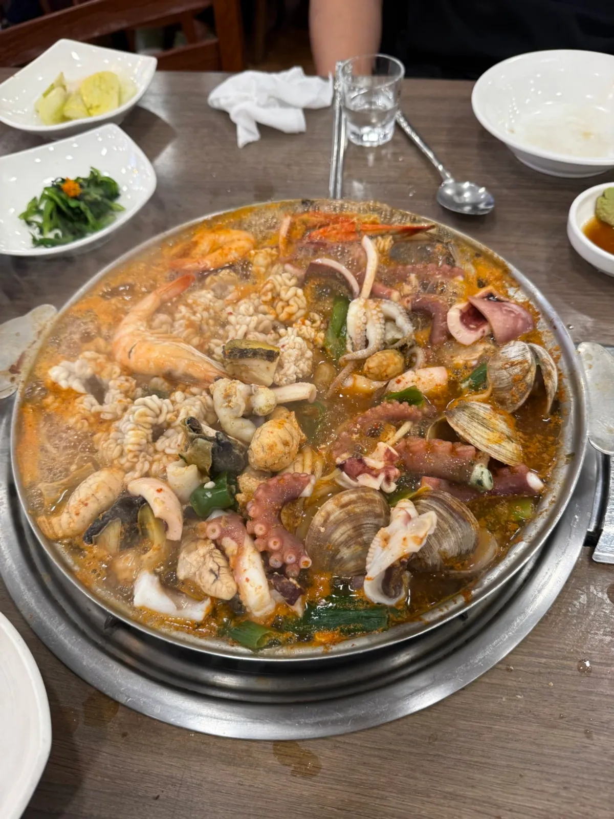 해산물이 푸짐하게 담긴 해물탕 소자
