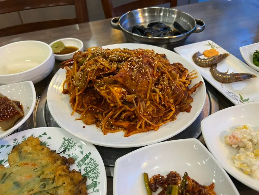 푸짐하게 깔린 밑반찬 한 상