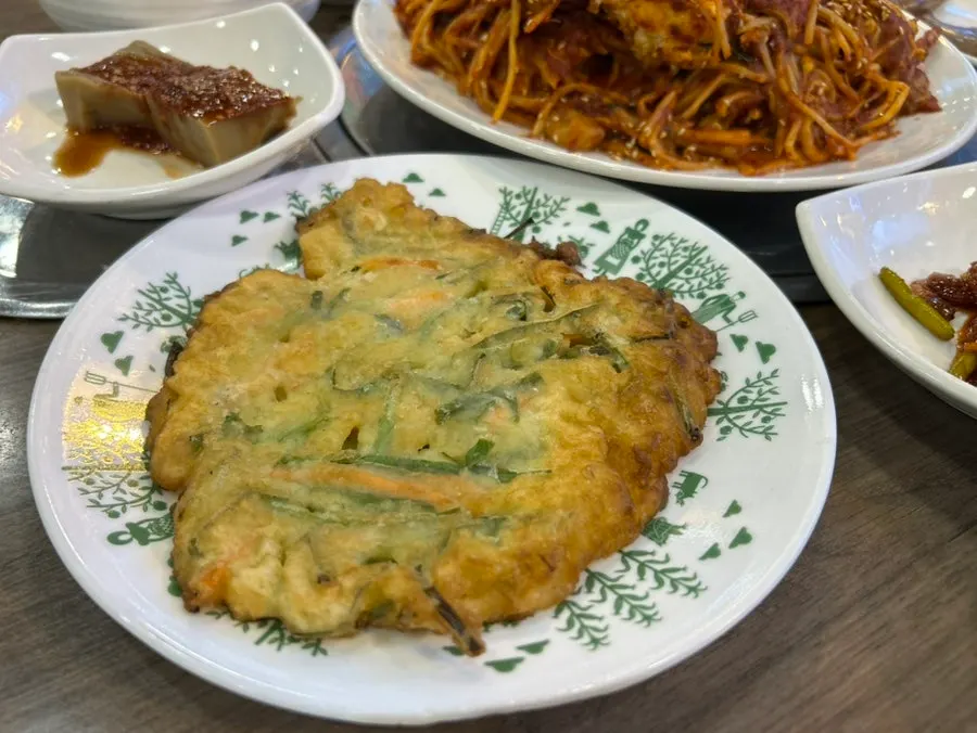 고소하게 튀겨진 전 반찬 접시