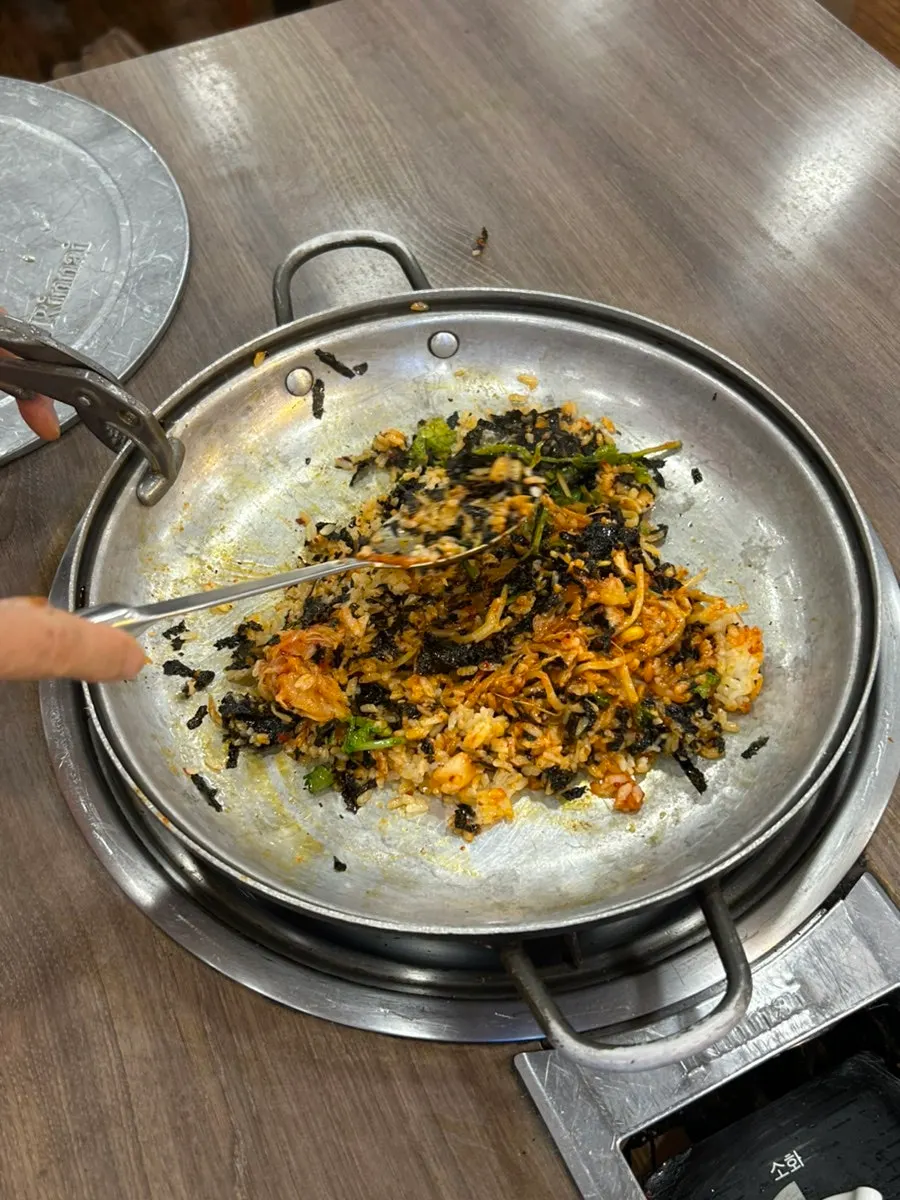 소주잔과 함께한 테이블