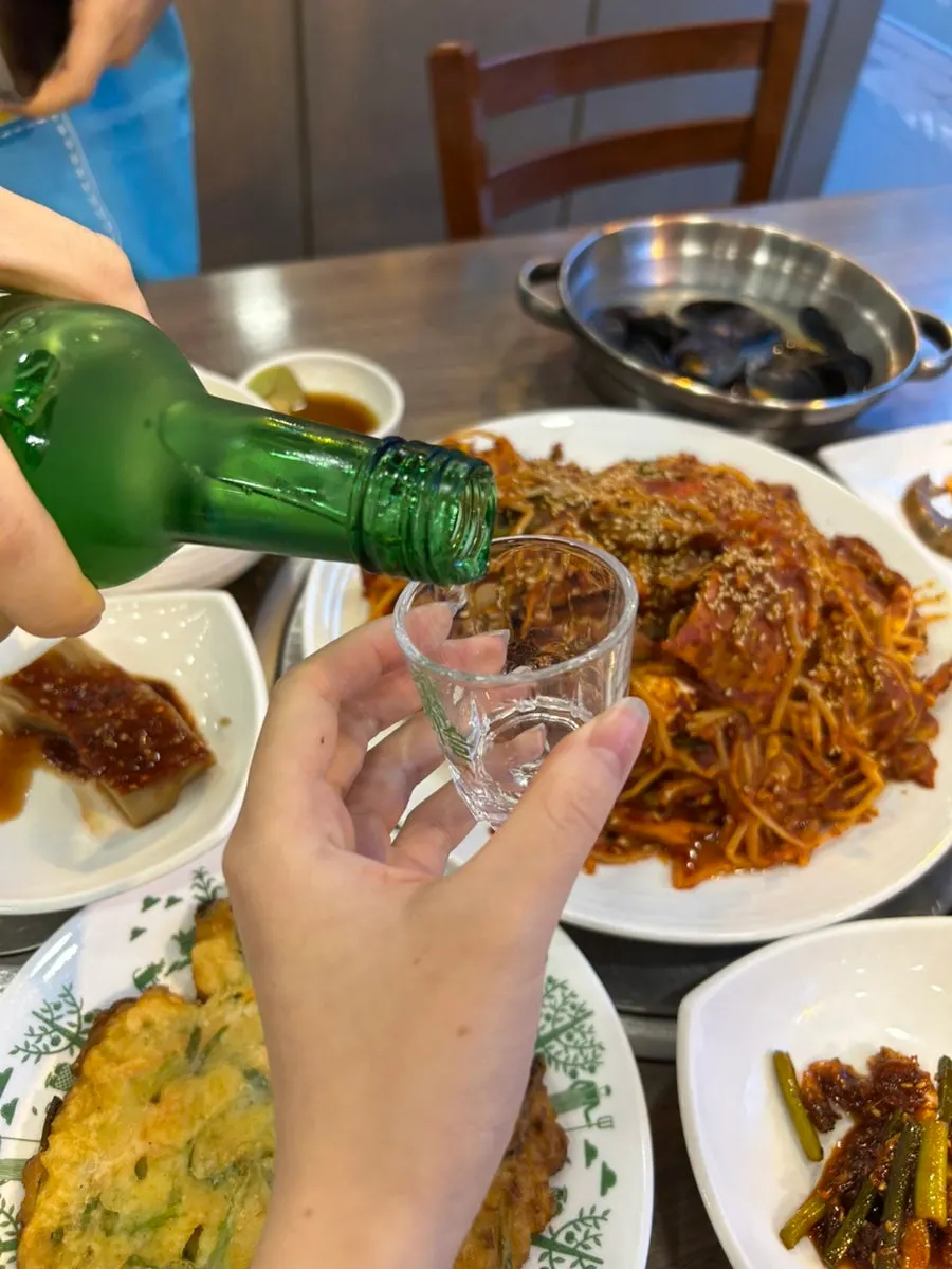옆 테이블에서 비벼주는 볶음밥