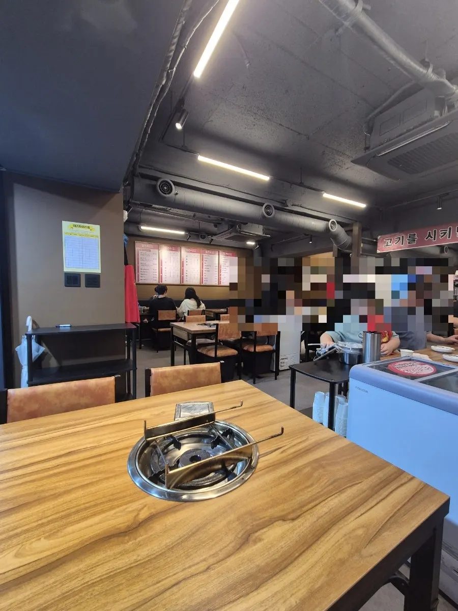 桌距寬敞的店內空間