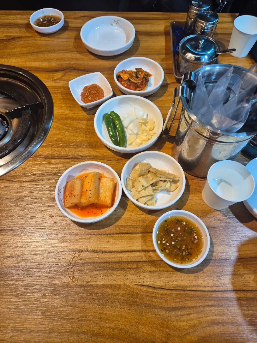 鋪滿豆芽菜與蔥花的石鍋燉骨湯