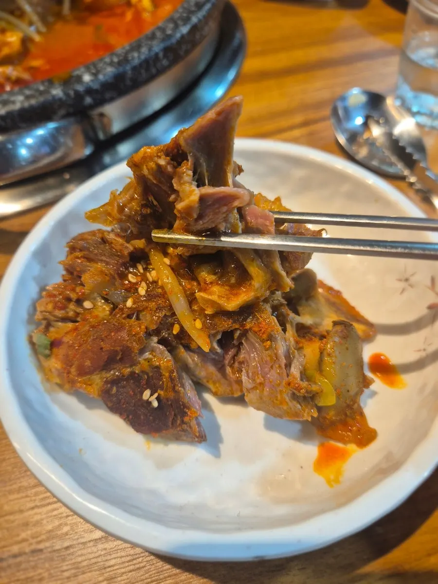 醬汁入味的燉骨湯與豆芽菜