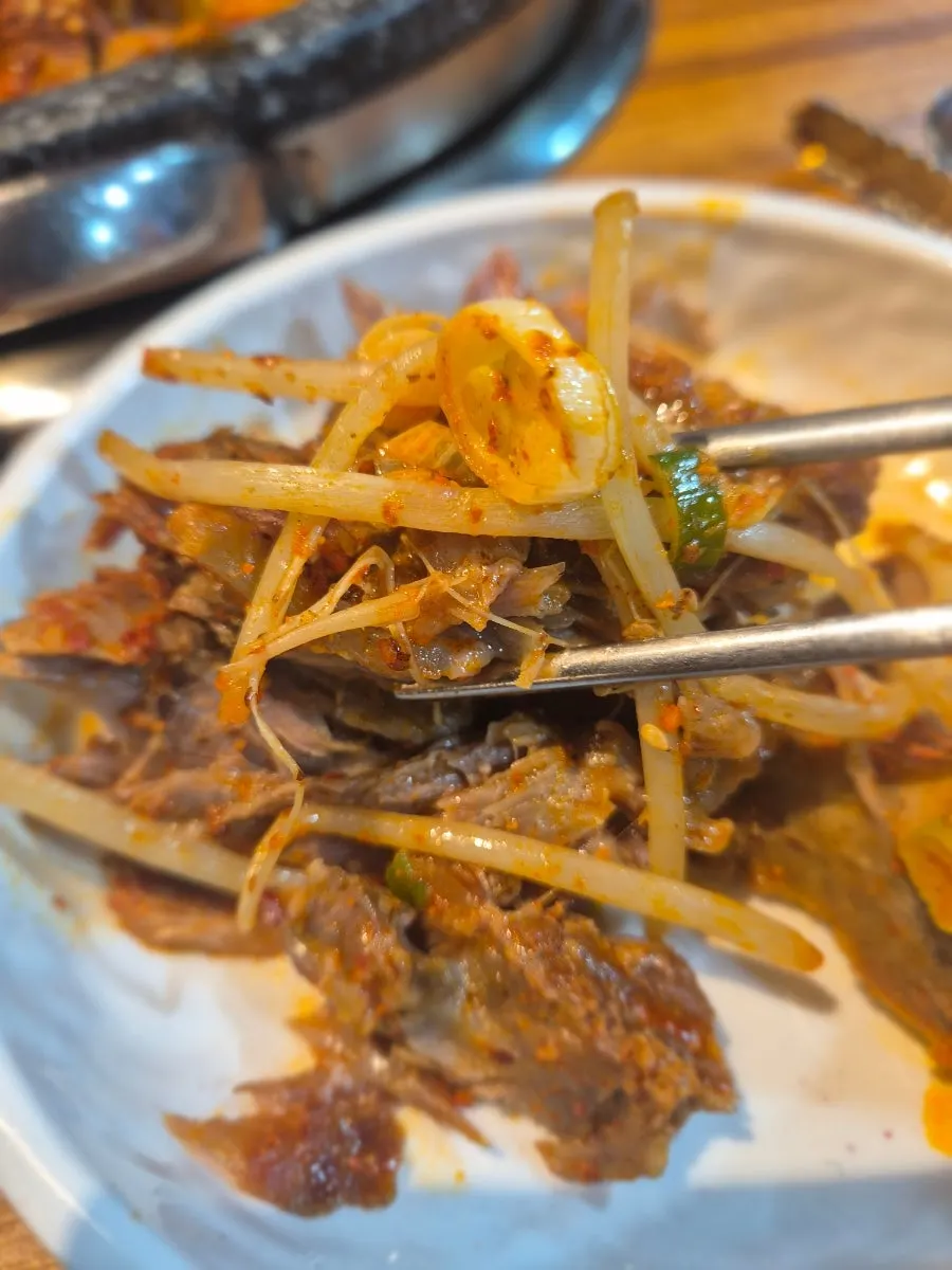 夾起肉塊的筷子