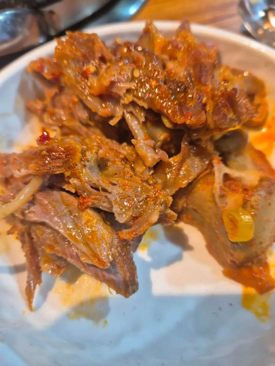 沾上特製醬油芥末醬的肉