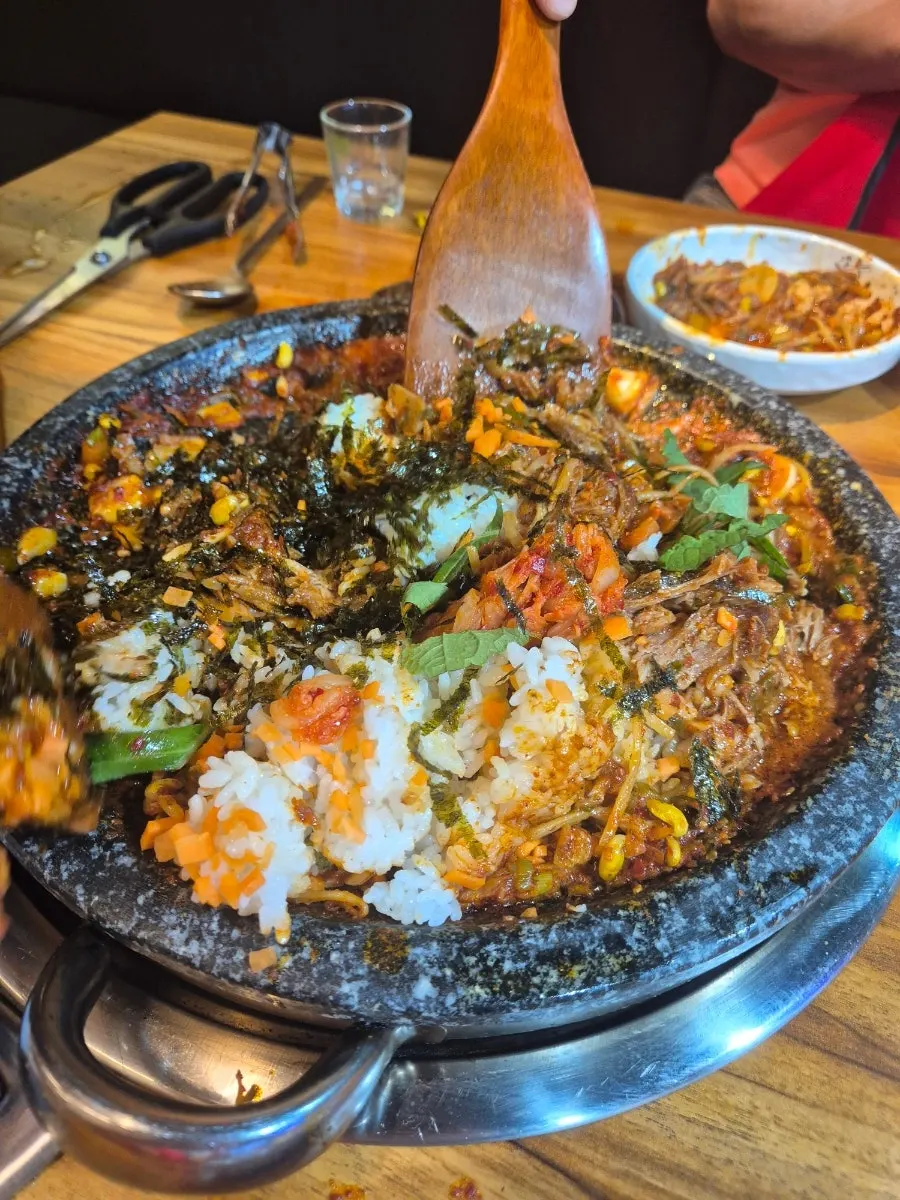 用剩餘醬汁翻炒的石板炒飯