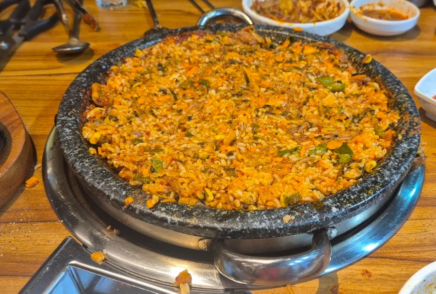 石板上焦黃的鍋巴炒飯