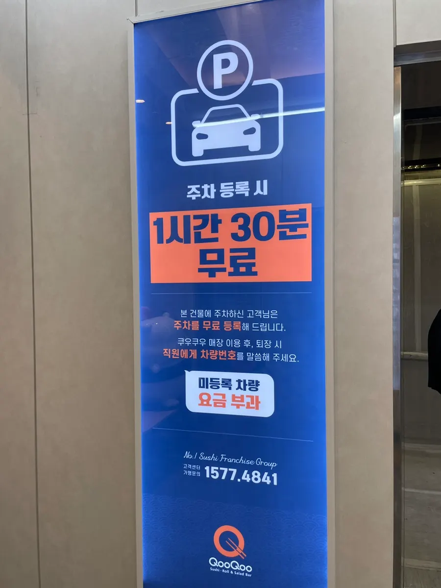 넓은 좌석이 이어지는 매장 내부