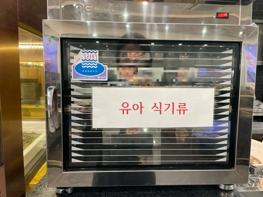 유아 식기류가 준비된 매장 한쪽
