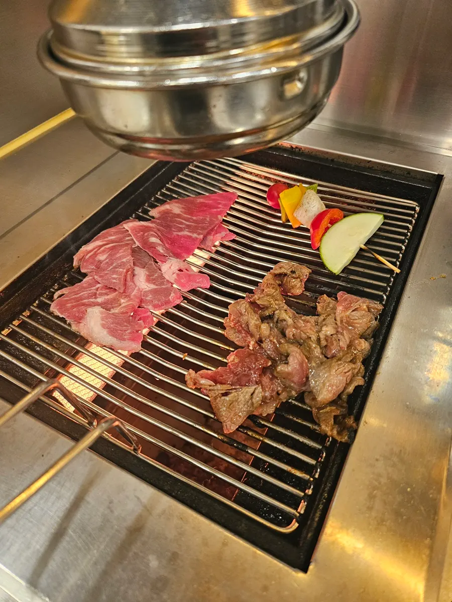 셀프그릴존에서 구운 고기와 야채 꽂이