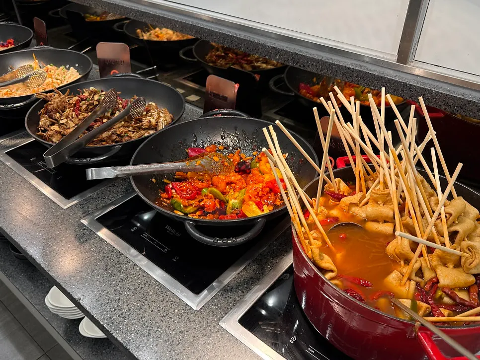 Hot dish corner at KuuKuu Gold Bupyeong Branch