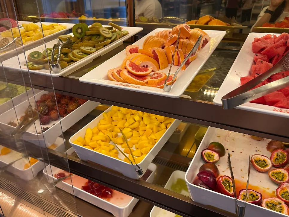 Dessert display with sliced fruit