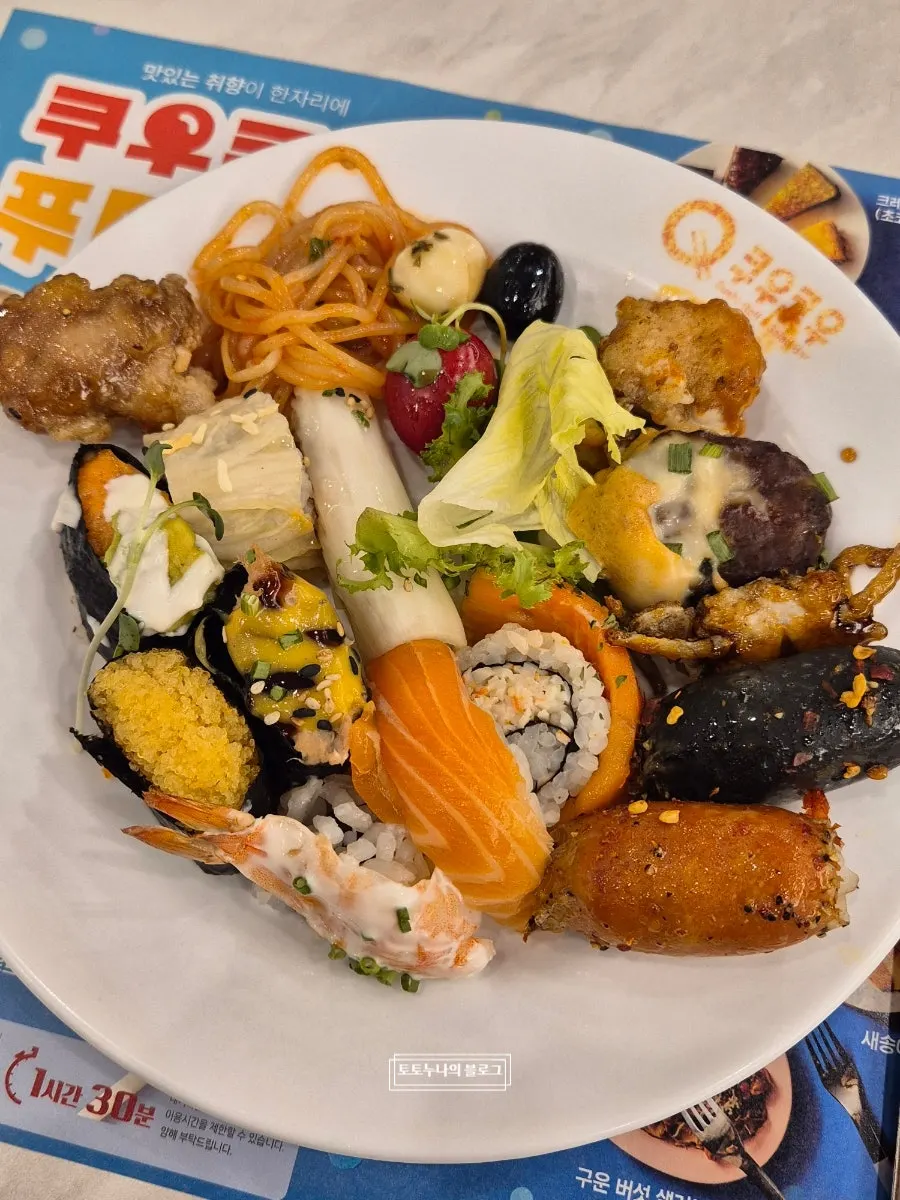 Piring makanan buffet saat makan siang
