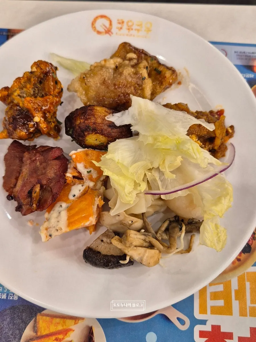 Suasana makan di buffet saat jam makan siang