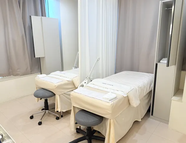 Treatment room with treatment bed