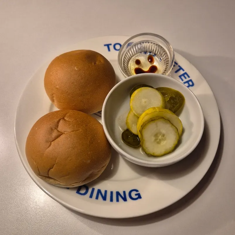 Pre-meal bread served with olive oil