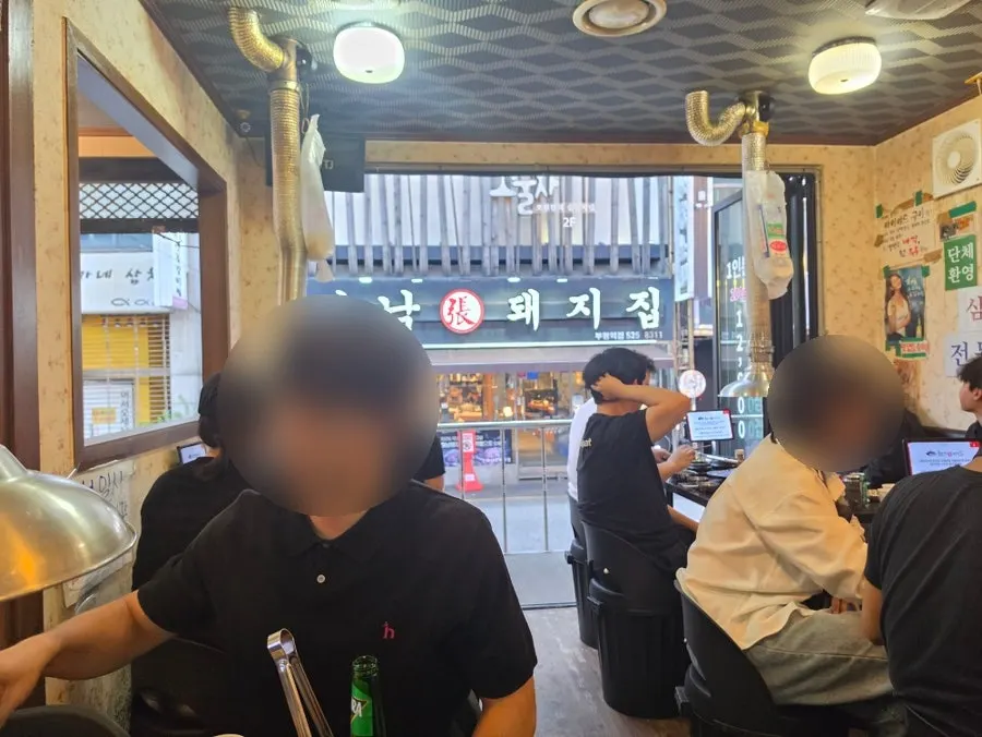 솥뚜껑 불판이 놓인 테이블