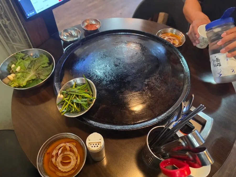 상추와 마늘, 양파절임 등 기본 상차림