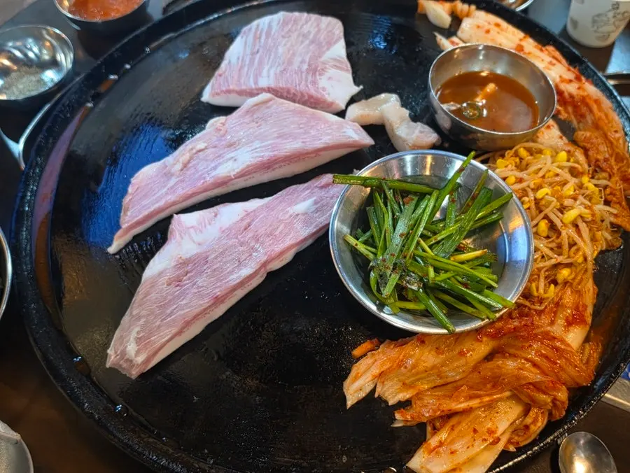 손질 전 통으로 나온 항정살 한판