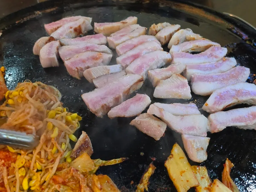 직원이 손질한 항정살