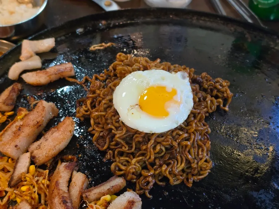 솥뚜껑 위에 올려준 트러플 짜파게티