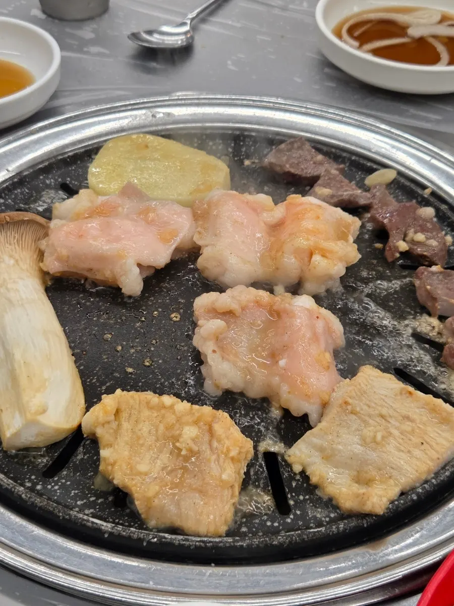 Grilling yang gopchang on the hot plate