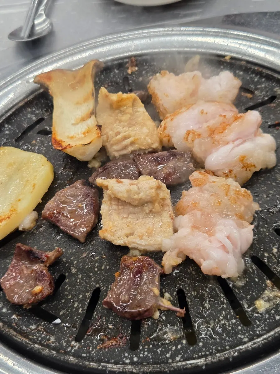 Close-up of oil rendering on the tripe grill