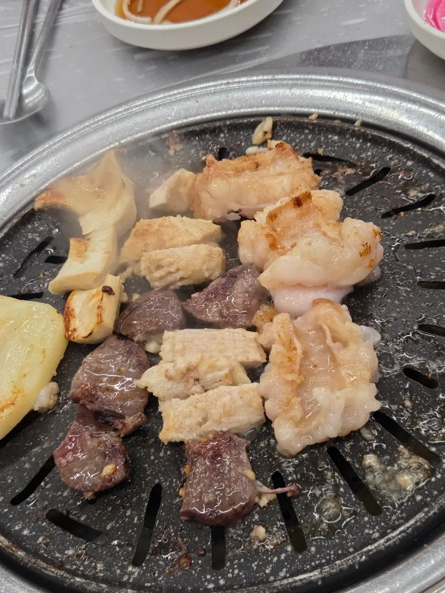 Salt-grilled tripe being grilled with care