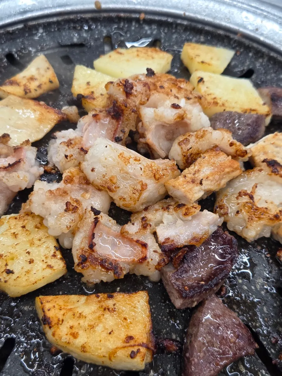 Tripe grilling on a pan coated with an oil film