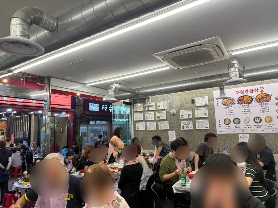 손님으로 가득 찬 부평양곱창 홀