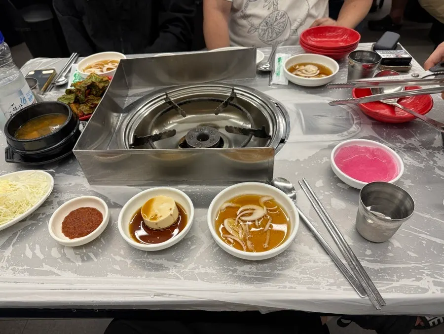 양파절임과 순두부 등 부평양곱창 기본찬 세팅