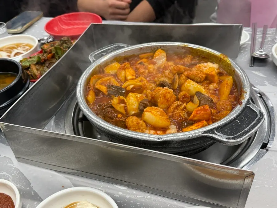 다 볶아진 돌판양념 양곱창 대자