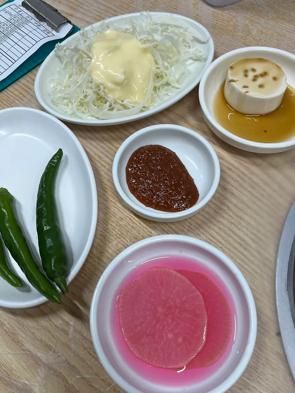 테이블에 깔린 밑반찬과 된장국