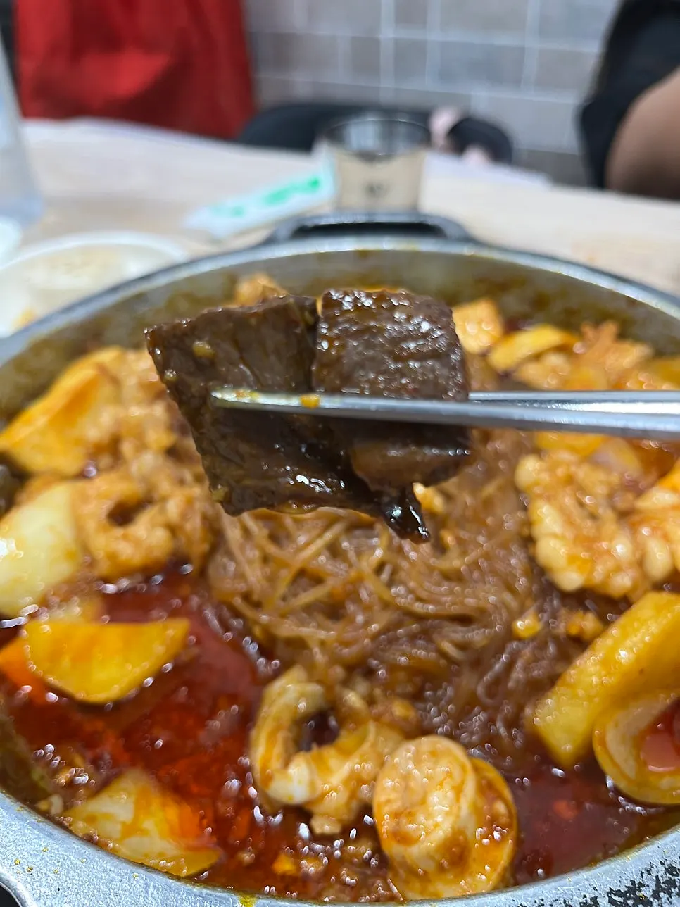 당면사리를 넣은 돌판양념