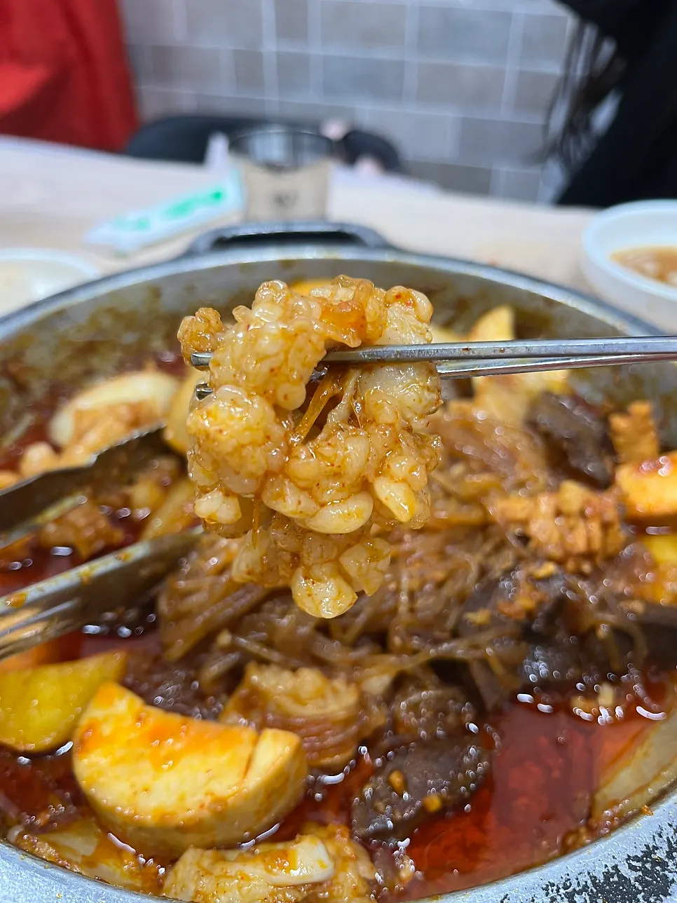 집어 든 양념 염통 한 점