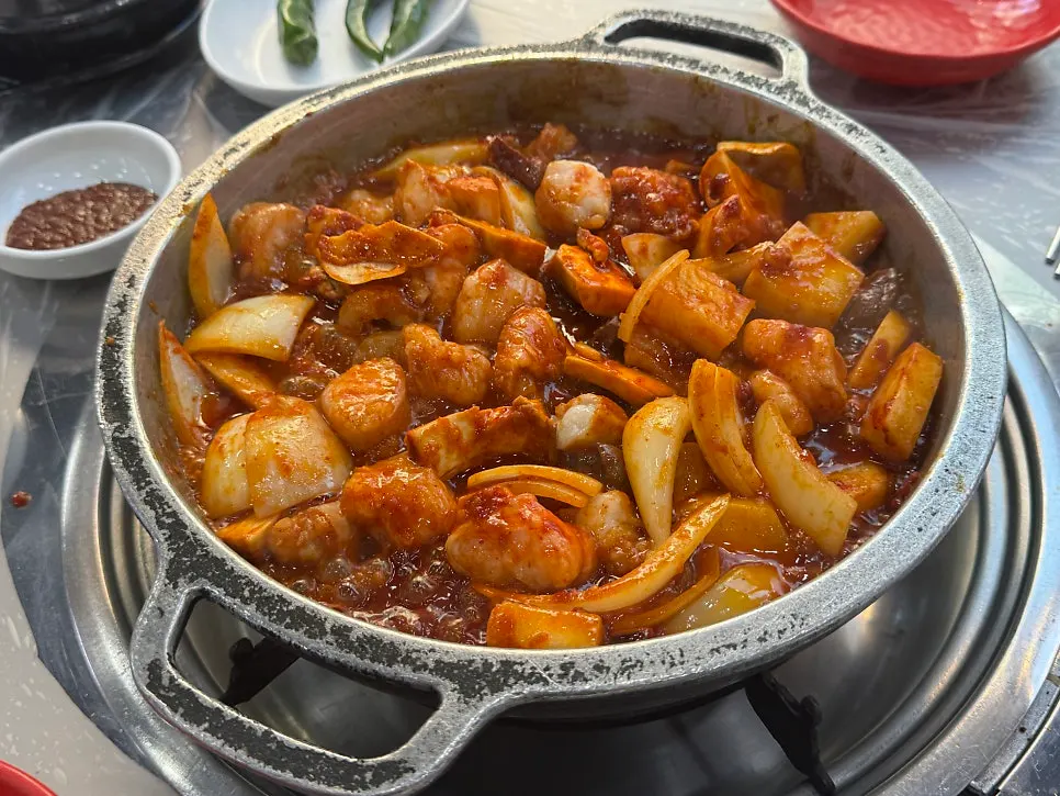 A full pan of stone-pan grilled offal tossed in sauce