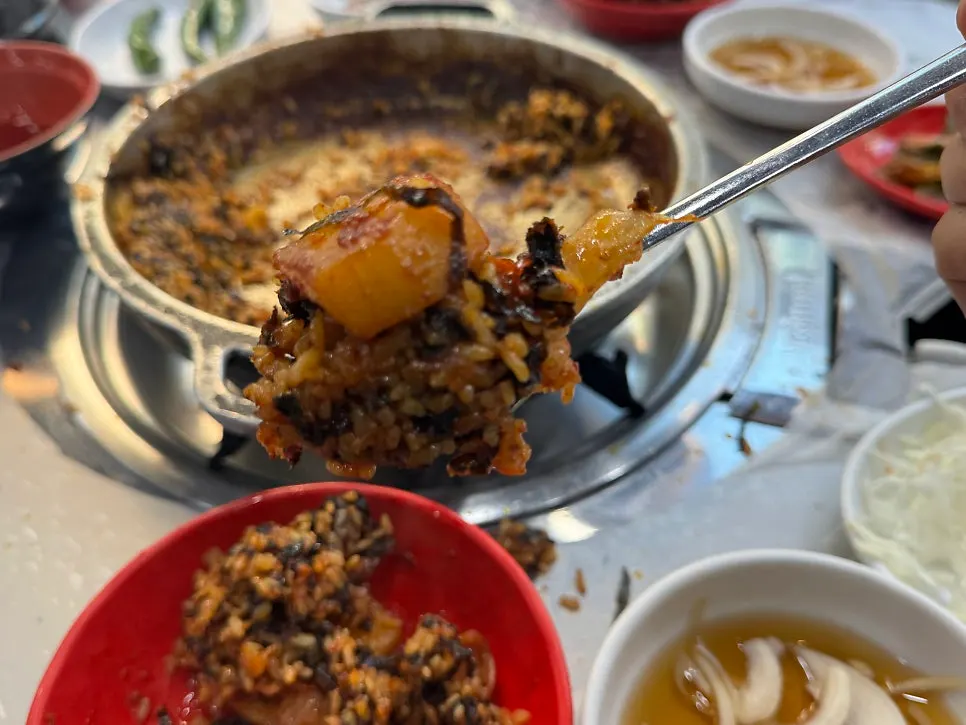 Fried rice pressed thin on the stone pan