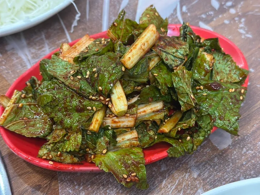 부평양곱창 밑반찬 접시 클로즈업